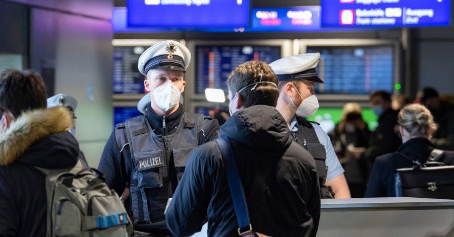 Bundesinnenminister Horst Seehofer will in den Sommermonaten die Kontrollen an Flughäfen und die Überwachung von Quarantäne-Verpflichtungen verstärken.