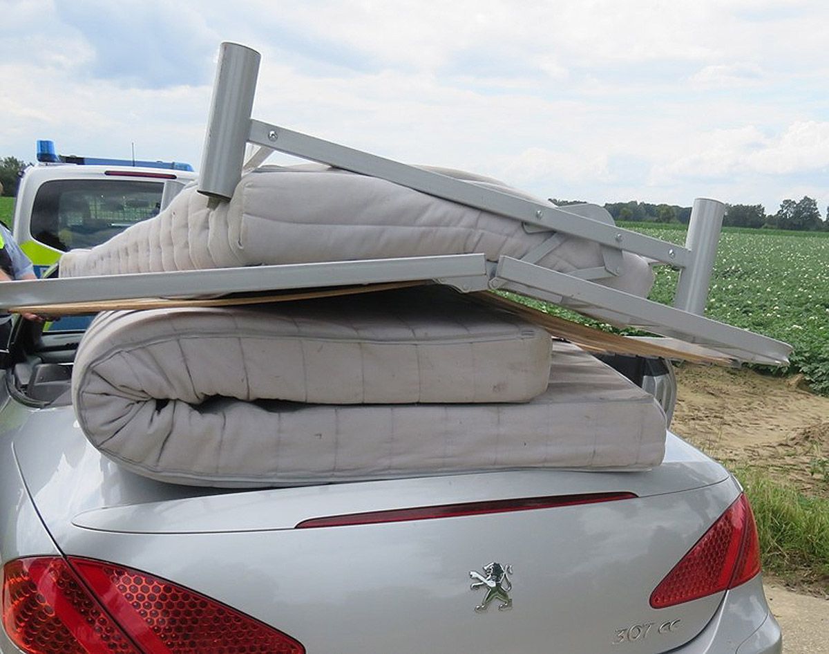 Cabrio-Fahrer mit ungesichertem Bett und 70km/h unterwegs - die Bilder!