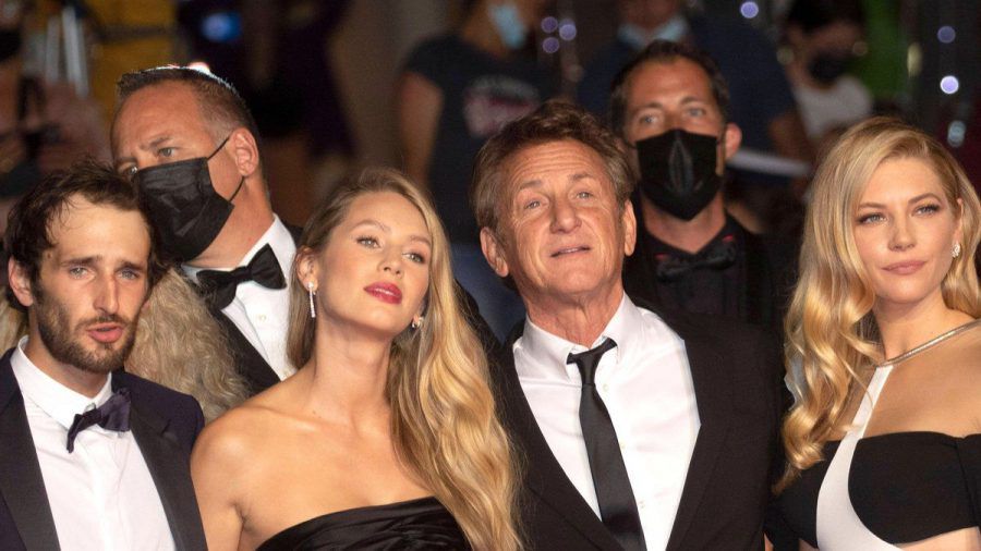Hopper Jack Penn, Dylan Penn, Sean Penn und Katheryn Winnick in Cannes auf dem roten Teppich. (hub/spot)