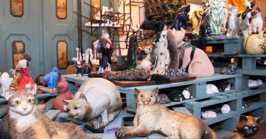Sind die echt? Im Rittergut Bösenbrunn wird Katzenkunst gesammelt.