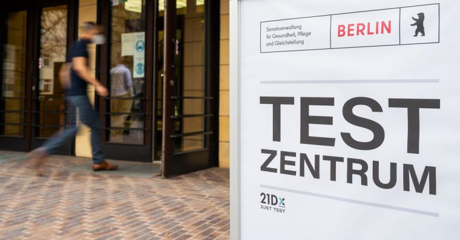 Ein Mann geht in ein Berliner Corona-Testzentrum.
