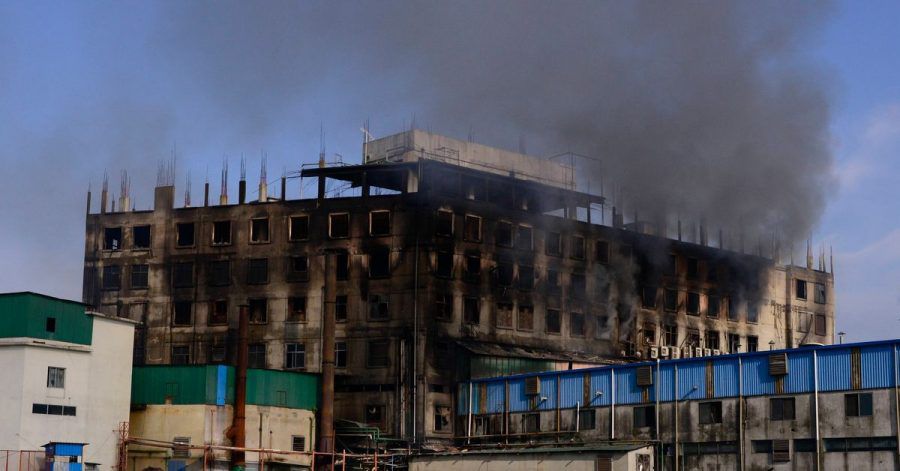 Beim Brand in einer Lebensmittelfabrik in Bangladesch sind nach Angaben von Behörden und Feuerwehr mindestens 52 Menschen ums Leben gekommen.