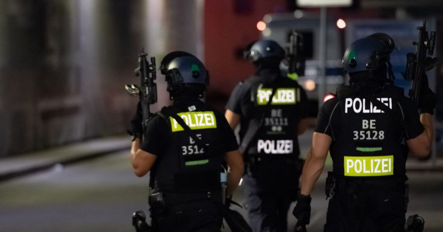 Polizisten mit Maschinenpistolen suchen auf dem Gelände eines Baumarktes in Berlin-Wedding nach Verdächtigen.
