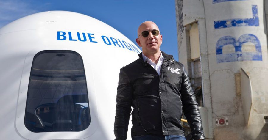 Der Milliardär Jeff Bezos steht vor einer Weltraumkapsel auf dem Space Symposium in Colorado Springs.