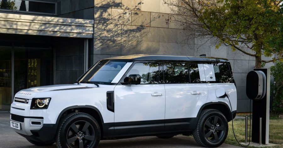Klassischer Klotz? Der Vorgänger des neuen Defender reifte zur Legende. Die Nachfolgegeneration gibt sich seit 2020 moderner und ist jetzt auch als Plug-in-Hybrid zu haben.