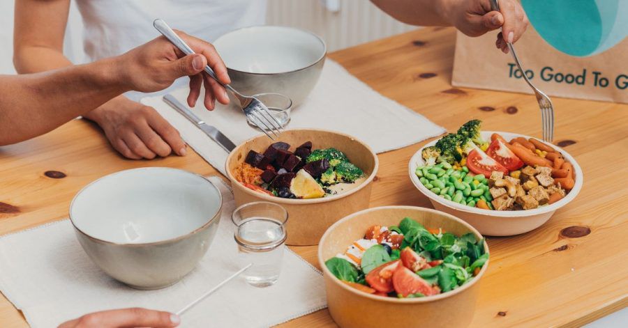 Viel zu schade für die Tonne: Gegen die Vergeudung von Lebensmitteln geht die App Too Good To Go vor. Man kann darüber auch übrig gebliebenes Essen aus Restaurants abholen.