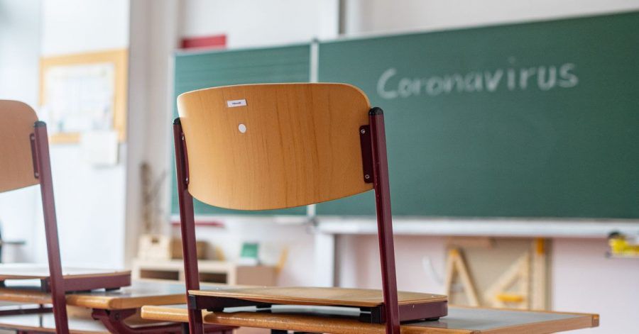 «Coronavirus» steht auf einer Tafel in einem leeren Klassenzimmer. Nach den Ferien sofort mit dem Pauken anzufangen, ist der falsche Weg, sagen Experten.
