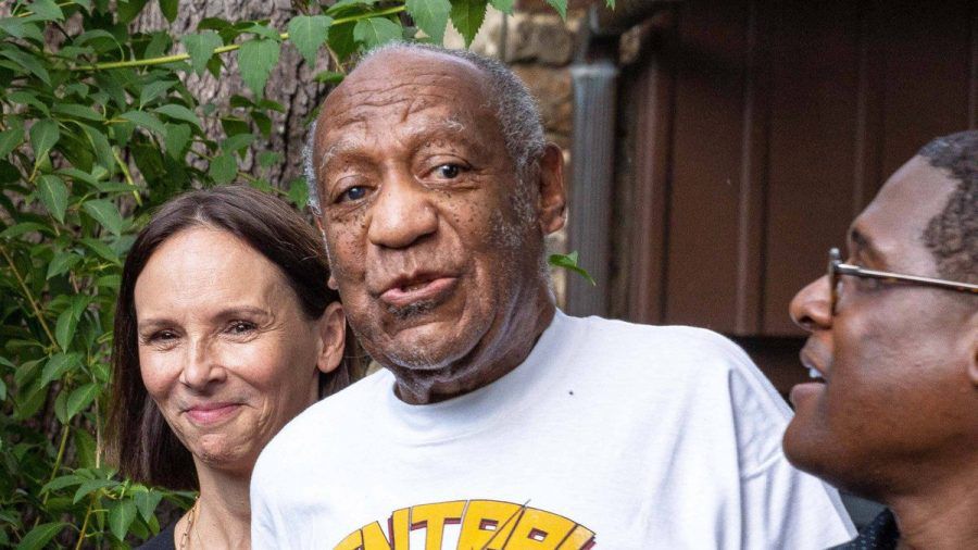 Bill Cosby (m.) nach seiner Entlassung aus dem Gefängnis (wue/spot)