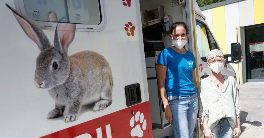 Die Tierärztin Claudia Gomez (l) und ihre Assistentin Elke Wolf warten vor dem Tierarztmobil auf ihre vierbeinigen Patienten.