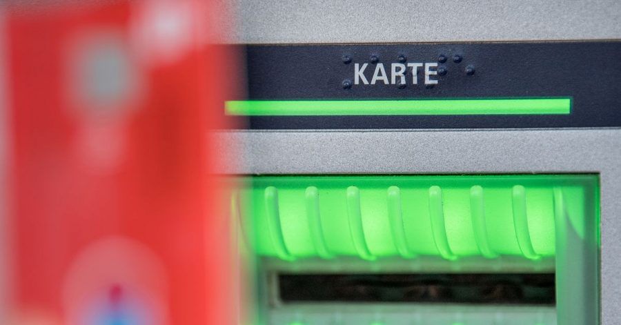 Der Datenklau an Geldautomaten in Deutschland hat im laufenden Jahr auf niedrigem Niveau weiter abgenommen.