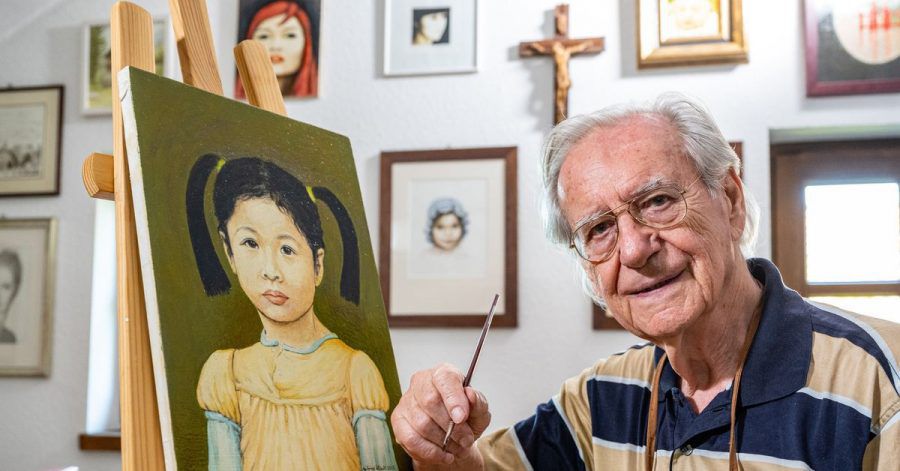 Schauspieler Wilfried Klaus in seinem Atelier neben einem seiner Gemälde.