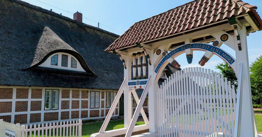 Das Museum Altes Land präsentiert sich mit einer Prunkpforte.