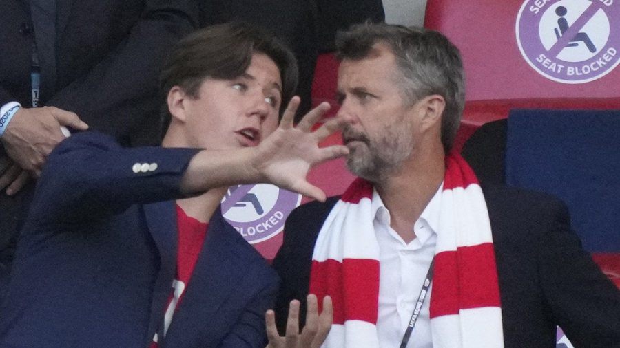 Prinz Christian (li.) mit Vater Kronprinz Frederik von Dänemark im Wembley-Stadion. (eee/spot)