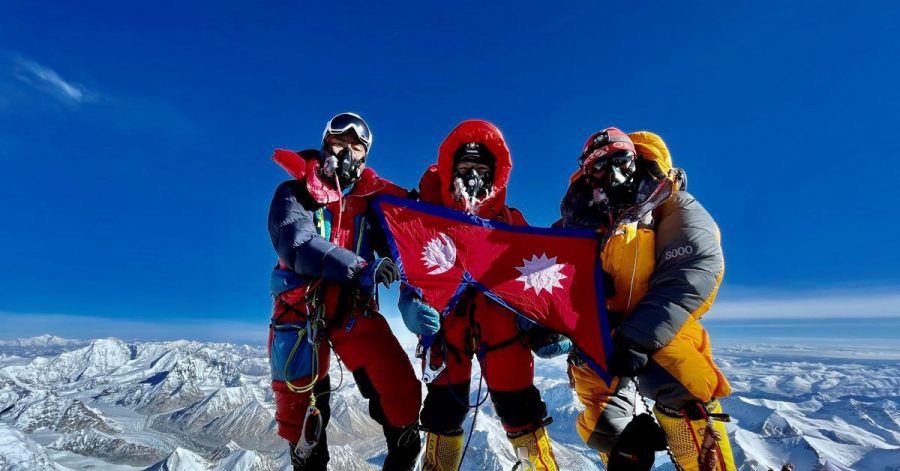 Nima Lhamu Sherpa (M) steht mit ihren Brüdern auf dem Gipfel des Mount Everest.