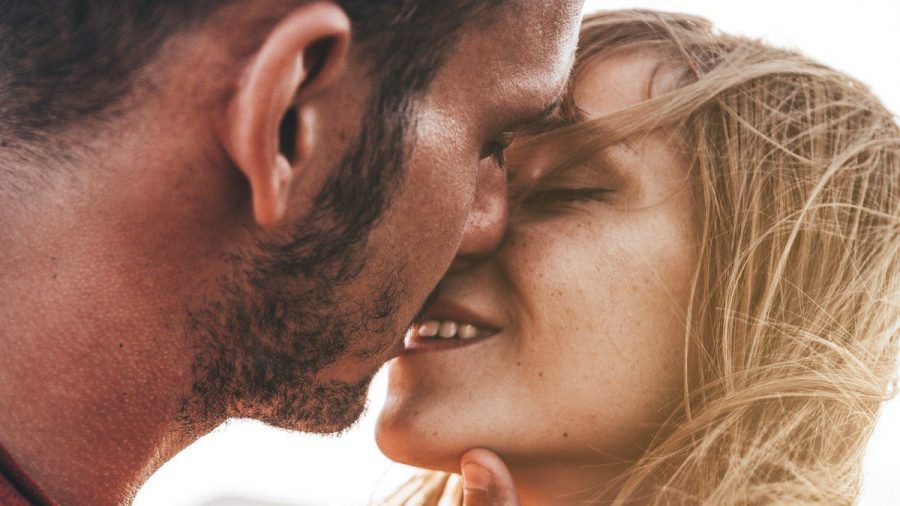 Viele Menschen suchen über Dating-Apps nach dem richtigen Partner oder der Partnerin. (wue/spot)
