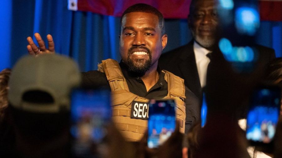 Kanye West erscheint mit Skimaske bei Fashionshow