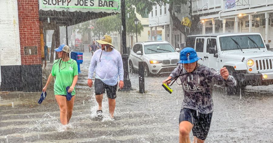 Fußgänger waten durch das Hochwasser in Key West in Florida.