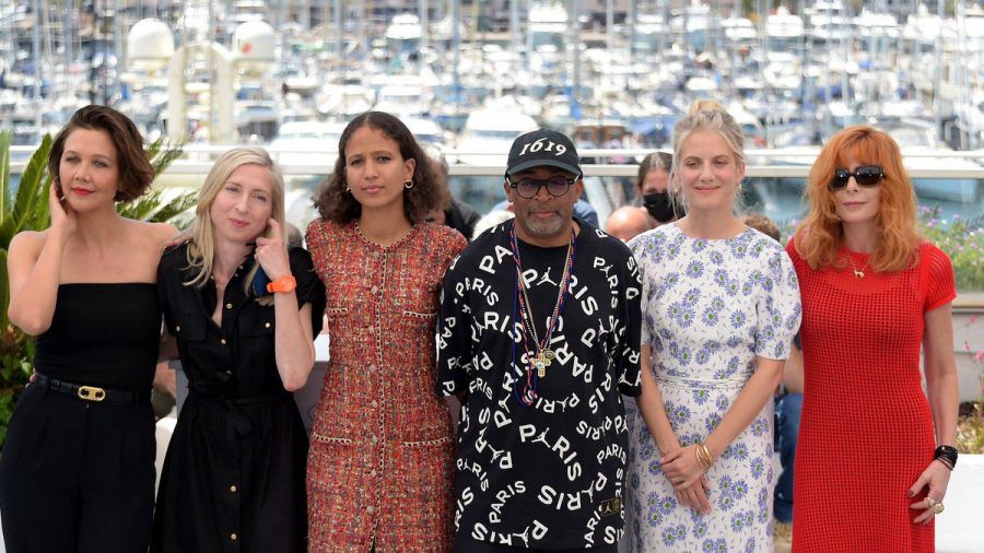Jurypräsident Spike Lee mit seinen Jurykolleginnen beim Filmfestival in Cannes. (smi/spot)