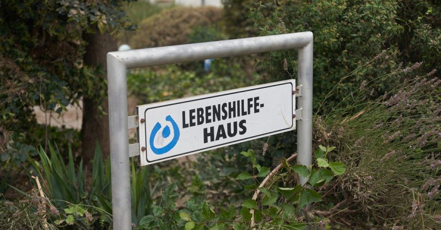 Das Schild vor dem Behindertenwohnheim Lebenshilfe-Haus. Starkregen führte auch hier zu extremen Überschwemmungen. Aufgrund des schnell steigenden Wassers konnten zwölf Menschen nicht mehr vor den Fluten der Ahr gerettet werden.