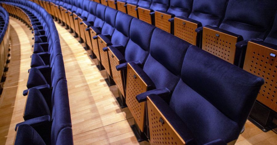 Leere Sitzreihen: Der Kultursektor wurde besonders hart von der Pandemie getroffen.