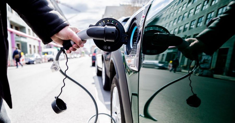 Einer Studie zufolge kostet der Wandel zur Elektromobilität 220.000 Jobs, schafft aber auch 205.000 neue Arbeitsplätze.