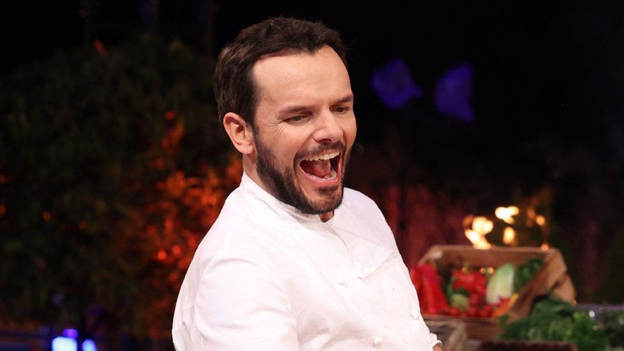 "Grill den Henssler Sommer-Specials": Steffen Henssler gibt am Grill alles. (amw/spot)