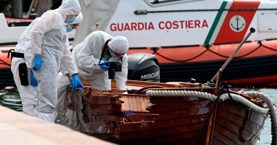 Italienische Forensiker begutachteten den Schaden an dem Boot.