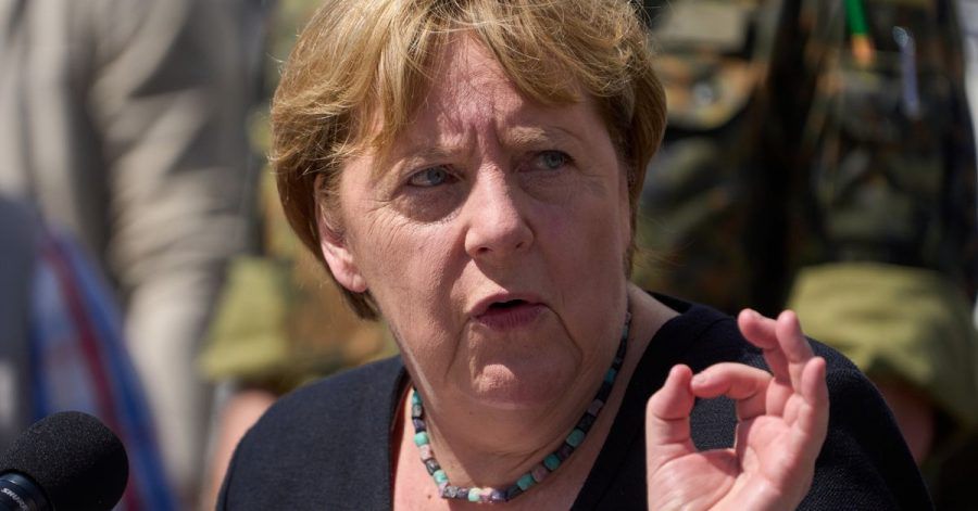 Bundeskanzlerin Angela Merkel gibt bei einem Besuch im Hochwassergebiet in Rheinland-Pfalz ein Statement ab.