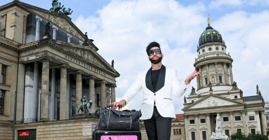 Der Modeschöpfer Harald Glööckler ist zu Besuch in Berlin.