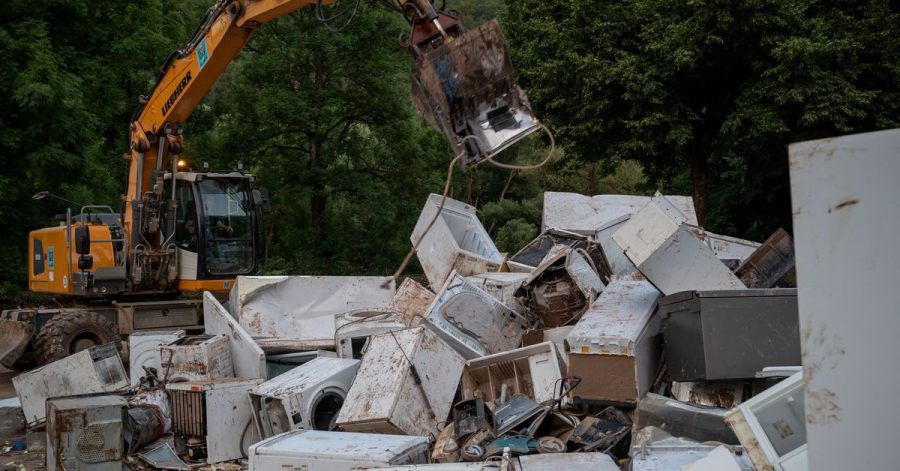 Ein Bagger entsorgt in Kordel (Rheinland-Pfalz) Elektrogeräte, die durch das Hochwasser beschädigt wurden.