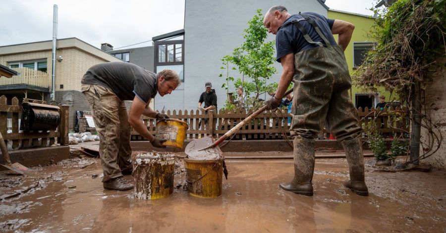 Mit Eimern entsorgen Anwohner die Schlammmassen nach dem Hochwasser der Kyll. Zahlreiche Häuser im Ort waren betroffen, Bewohner mussten evakuiert werden.