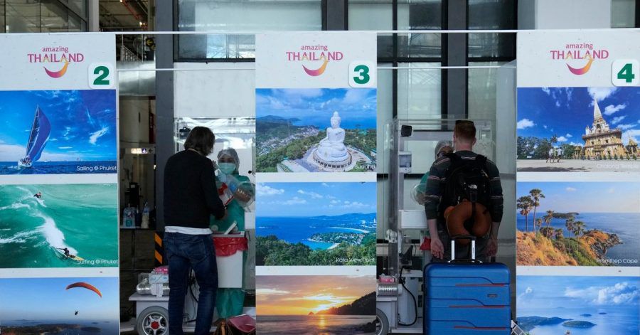 Eine erste Gruppe von Touristen wird nach der Ankunft am Phuket International Airport auf Corona getestet.