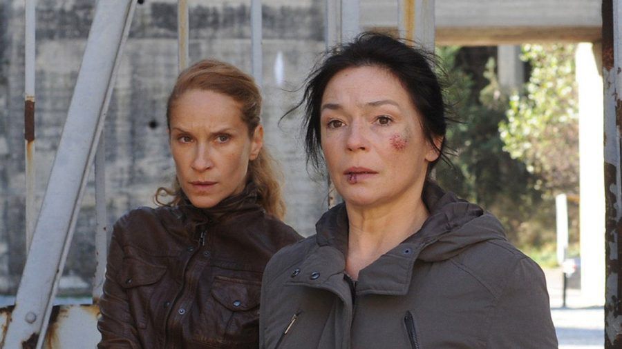 "Der Bozen-Krimi: In der Falle": Kommissarin Sonja Schwarz (Chiara Schoras) muss ihrer ärgsten Feindin Charlotte Keller (Julia Stemberger) zur Flucht verhelfen. (cg/spot)