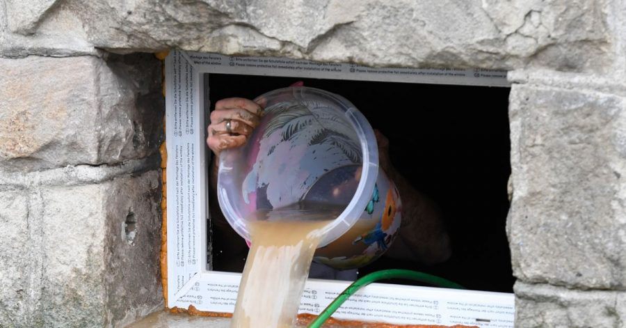 Nach einer Überflutung muss das Wasser so schnell wie möglich aus dem Gebäude raus, um Folgeschäden zu vermeiden. Daher: Den Strom im Keller früh abstellen, sonst drohen Kurzschlüssen und Lebensgefahr.