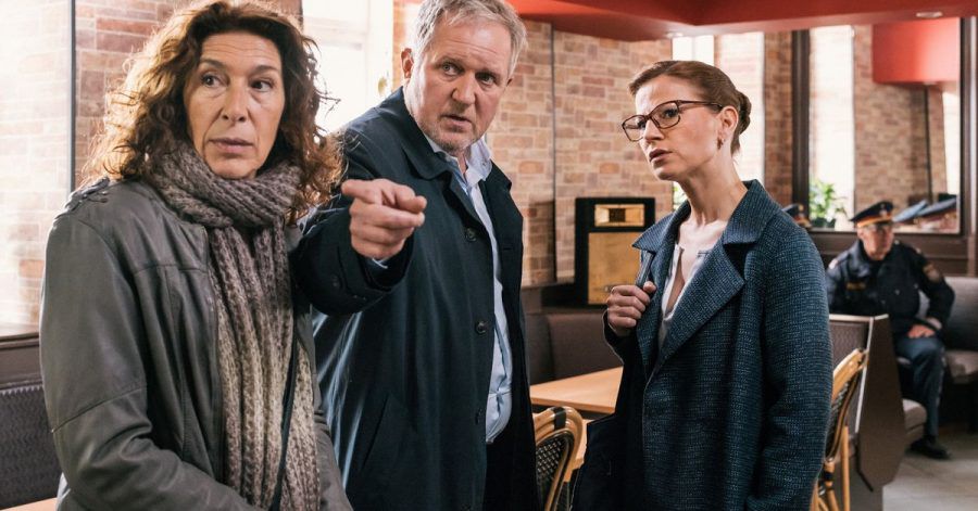 (Adele Neuhauser, li.) und ihr Kollege Moritz Eisner (Harald Krassnitzer) sprechen mit Daniela Vopelka (Kristina Sprenger).