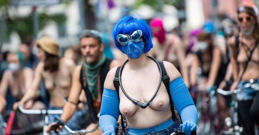 Im blauen Kostüm durch die Stadt.