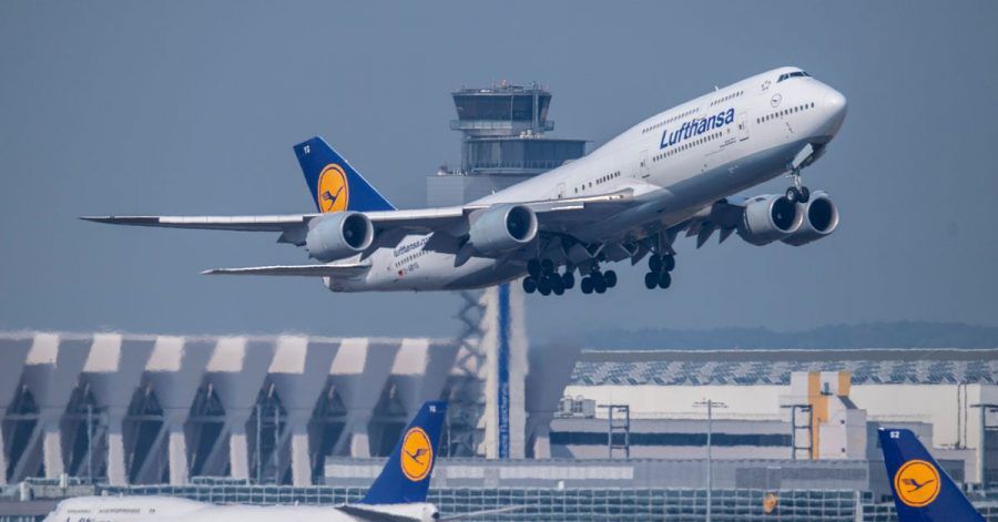 Wie Gäste künftig an Bord begrüßt werden, entscheidet nach Angaben der Lufthansa die Kabinenchefin oder der Kabinenchef.