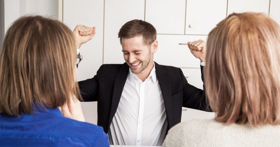 Wer seine Kompetenzen im Vorstellungsgespräch über den grünen Klee lobt, sollte im Job aber auch liefern können.