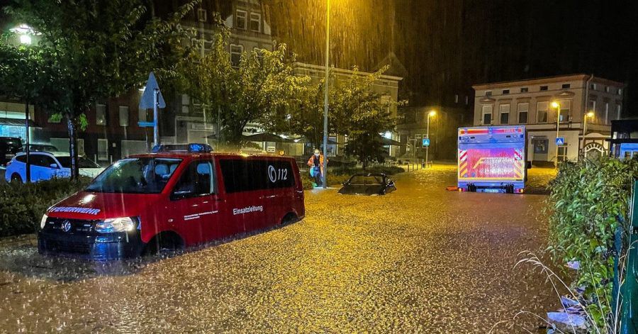 Heftige Regenfälle haben in Hagen zu überfluteten Straßen und vollgelaufenen Kellern geführt.
