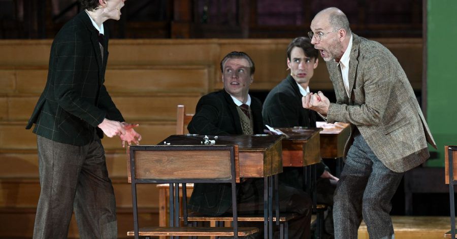 Nico Kleemann (l. als Todd Anderson) und Götz Schubert (r, als John Keating) im Bad Hersfelder "Club der toten Dichter".