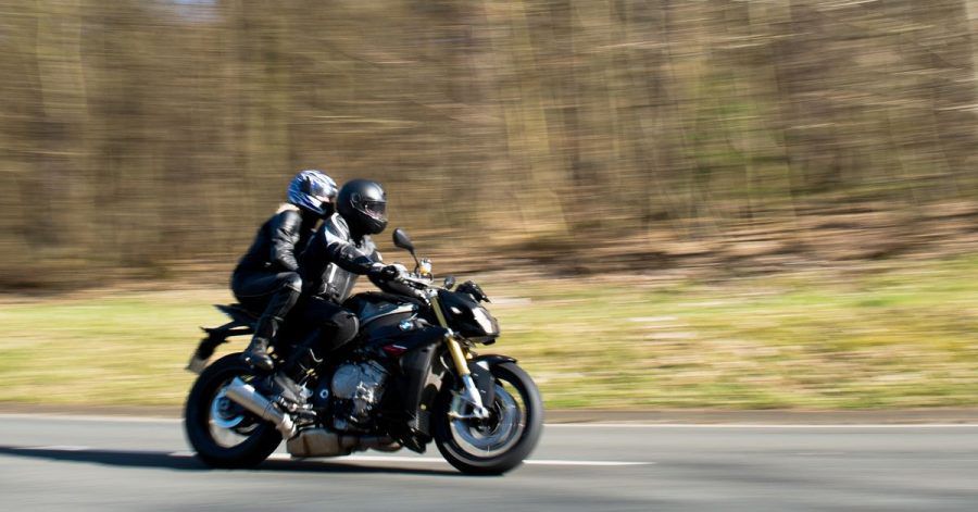 Düsen im Doppelpack: Nicht nur das Fahren mit noch mehr Umsicht und Vorausschau, sondern bereits der richtige Aufstieg eines Motorrad-Duos ist wichtig.