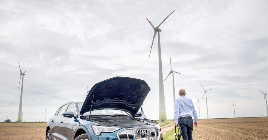 Hm, wo kann ich denn hier einstöpseln? Wer mit seinem E-Auto eine größere Reichweite erzielen will, sollte klug mit dem Gaspedal umgehen.