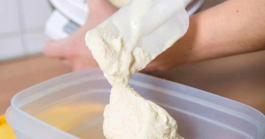 Wenn die Eismasse in der Gefrierdose zum Aushärten oder Einfrieren in den Tiefkühler kommt, sollte sie nicht etwa neben Fisch landen. Eis nimmt leicht den Geschmack und Geruch von anderen Lebensmitteln an.