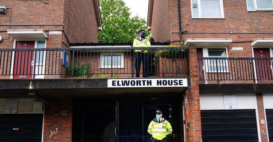 Polizisten stehen in London am Tatort, wo ein 16-jähriger Junge erstochen wurde.
