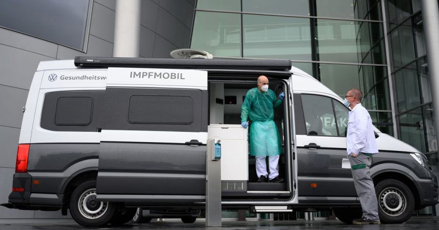 Ein zum Impfmobil umgebautes Wohnmobil in Dresden. Mehrere Bundesländer bereiten neue, einfachere Angebote für Impf-Unentschlossene vor.