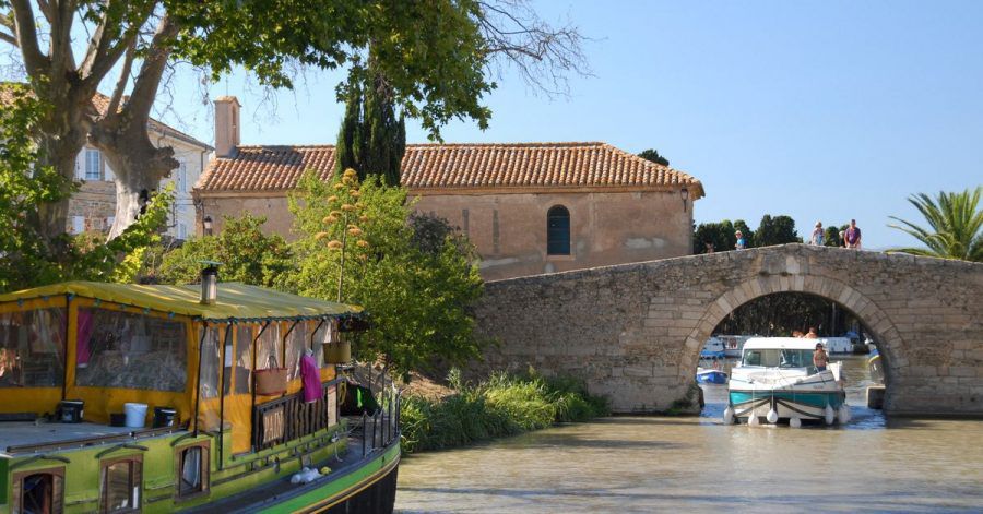 In Frankreich sind Hausboot-Fahrten auf dem Canal du Midi beliebt.
