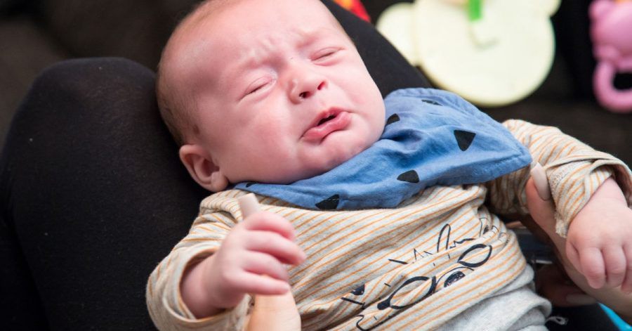 Das Baby ist frisch gewickelt, wurde gerade gefüttert und wird getragen. Doch nichts hilft - es schreit.