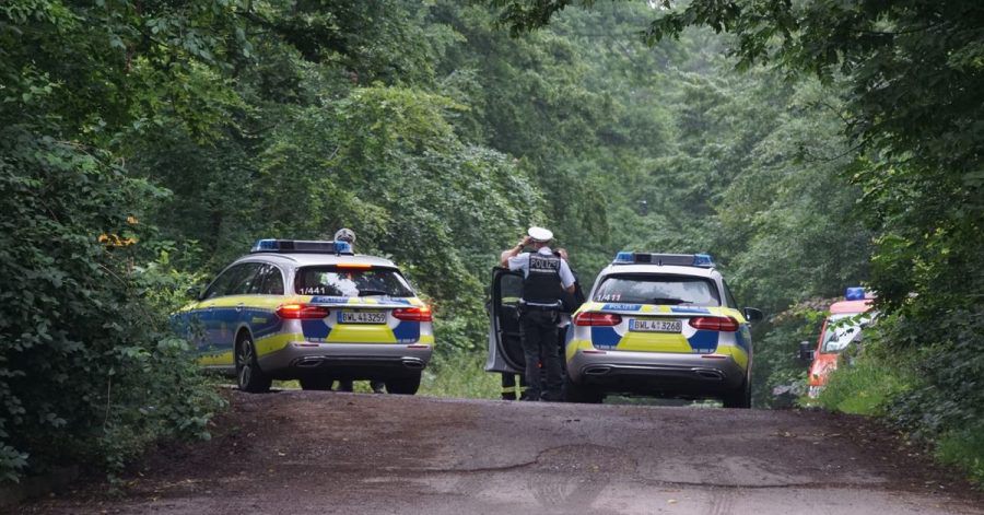 Die Polizei sperrt die Zufahrt zum Gebiet in dem ein Kleinflugzeug vom Typ "Piper" abgestürzt ist. Nach dem Absturz mit drei Toten dauern die Ermittlungen zur Ursache des Unglücks weiter an.
