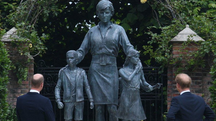 Prinz William (li.) und Prinz Harry vor der Diana-Statue. (jom/spot)