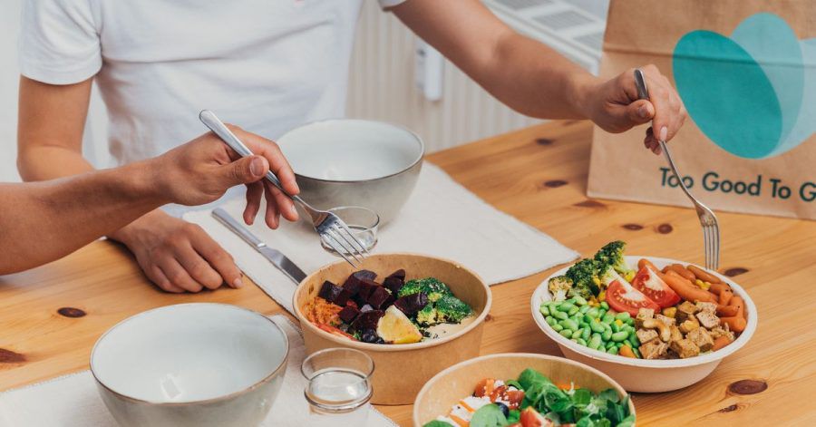 Gegen die Vergeudung von Lebensmitteln geht die App Too Good To Go vor. Man kann darüber auch übriggebliebenes Essen aus Restaurants abholen.